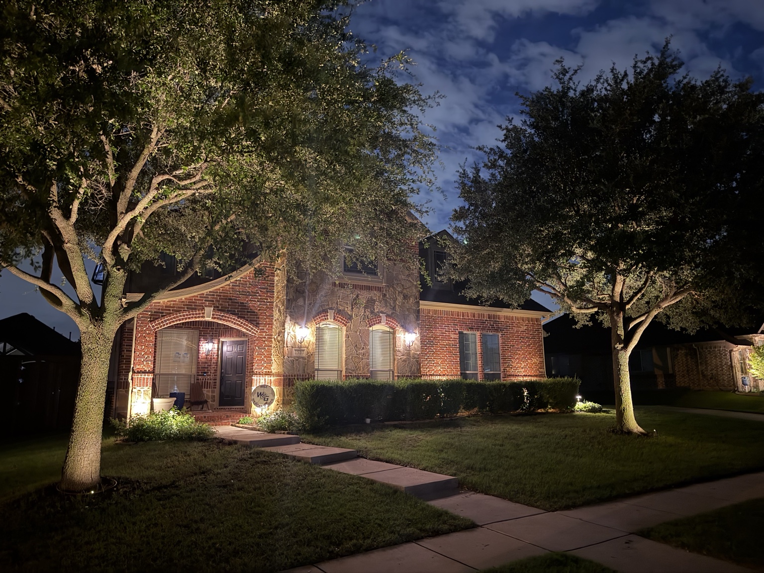 Warm front yard landscape lighting